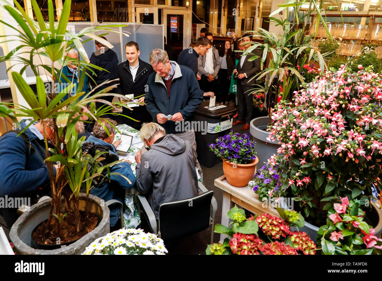 CASTRICUM , 23-05-2019 The flower kiosk at the NS station is the first ...