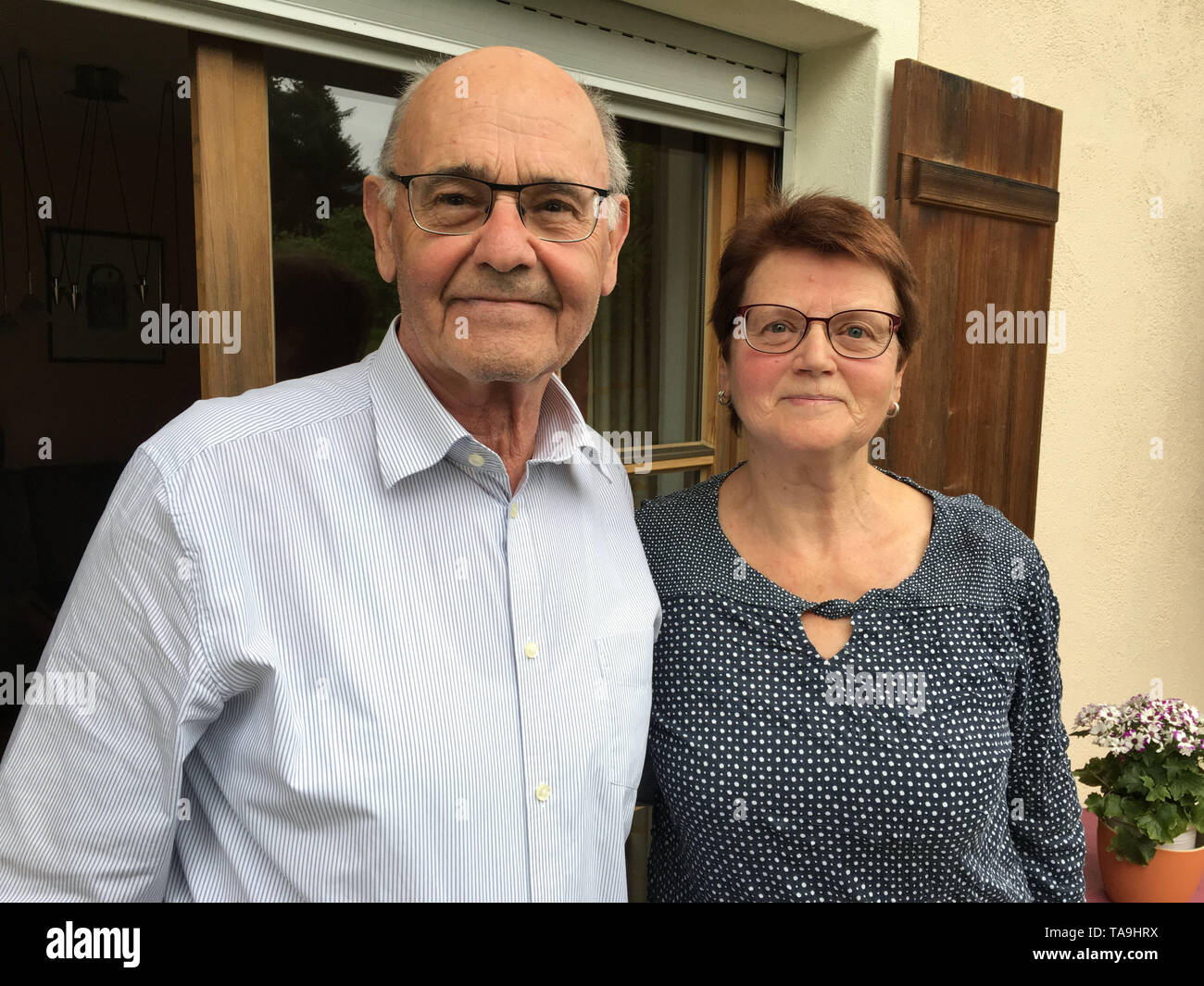 Teisendorf, Germany. 15th May, 2019. The married couple Ludwig and Eva Mayer from Teisendorf in Upper Bavaria. They were among the survivors of the accident which claimed twelve lives and injured 48 on 29 May 1999. (to dpa ' Barefoot from the hell of flames - Inferno in the Tauern tunnel had consequences') Credit: Matthias Röder/dpa/Alamy Live News Stock Photo