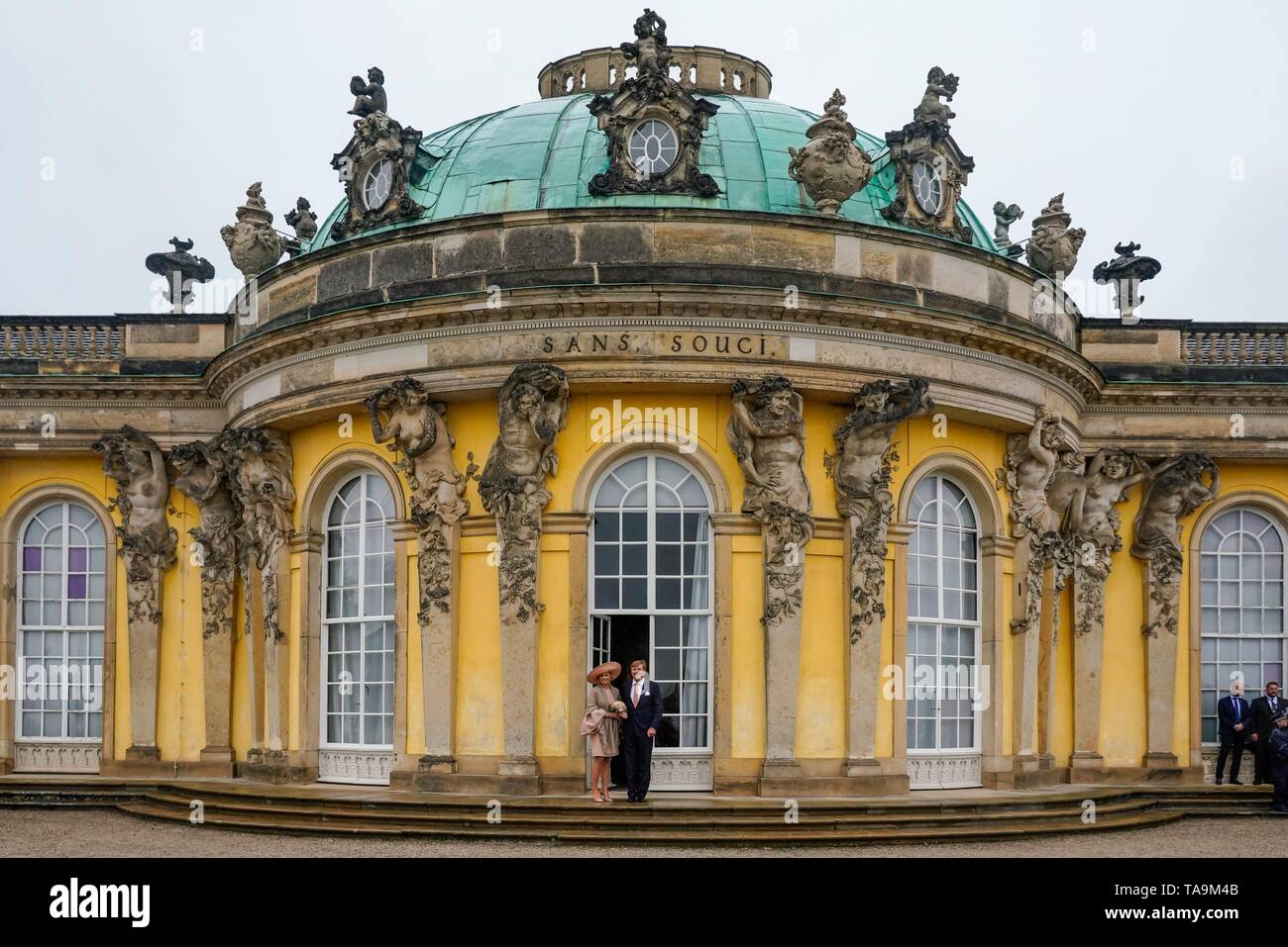 Potsdam, Deutschland. 22nd May, 2019. 22.05.2019, Visit of His Majesty King Willem-Alexander and Her Majesty Queen Máxima of the Netherlands in Potsdam in the State of Brandenburg. Queen Maxima (l) and King Willem-Alexander, in front of Sanssouci Palace. | usage worldwide Credit: dpa/Alamy Live News Stock Photo