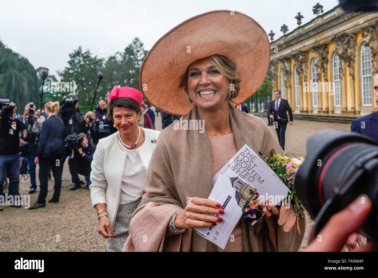 Potsdam, Deutschland. 22nd May, 2019. 22.05.2019, Visit of His Majesty King Willem-Alexander and Her Majesty Queen Máxima of the Netherlands in Potsdam in the State of Brandenburg. Queen Maxima in front of Sanssouci Palace. | usage worldwide Credit: dpa/Alamy Live News Stock Photo