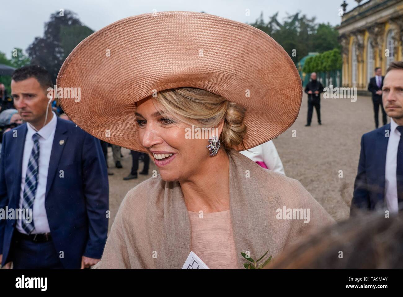 Potsdam, Deutschland. 22nd May, 2019. 22.05.2019, Visit of His Majesty King Willem-Alexander and Her Majesty Queen Máxima of the Netherlands in Potsdam in the State of Brandenburg. Queen Maxima in front of Sanssouci Palace. | usage worldwide Credit: dpa/Alamy Live News Stock Photo