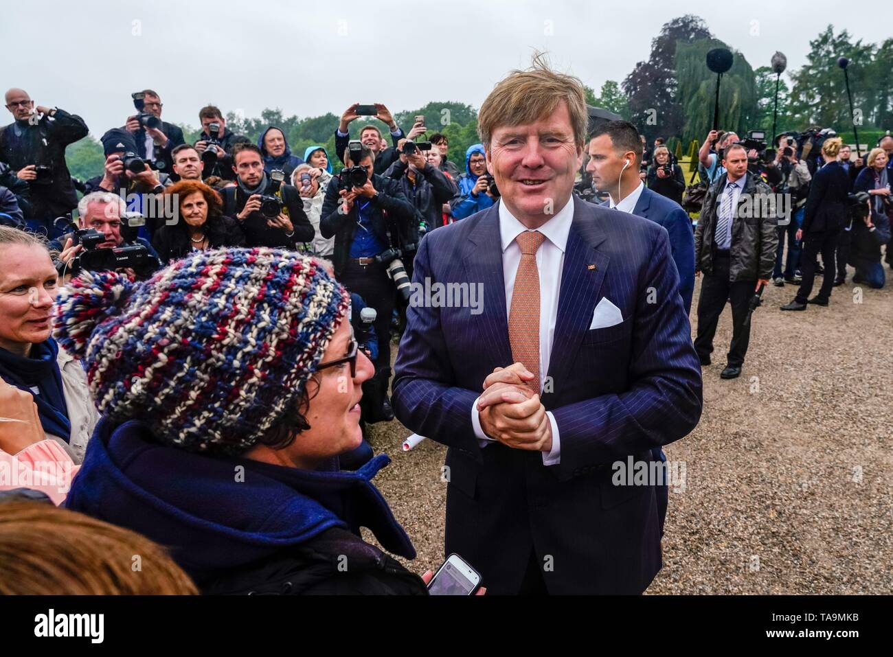 Potsdam, Deutschland. 22nd May, 2019. 22.05.2019, Visit of His Majesty King Willem-Alexander and Her Majesty Queen Máxima of the Netherlands in Potsdam in the State of Brandenburg. King Willem-Alexander in a relaxed conversation with guests in front of Sanssouci Palace. | usage worldwide Credit: dpa/Alamy Live News Stock Photo