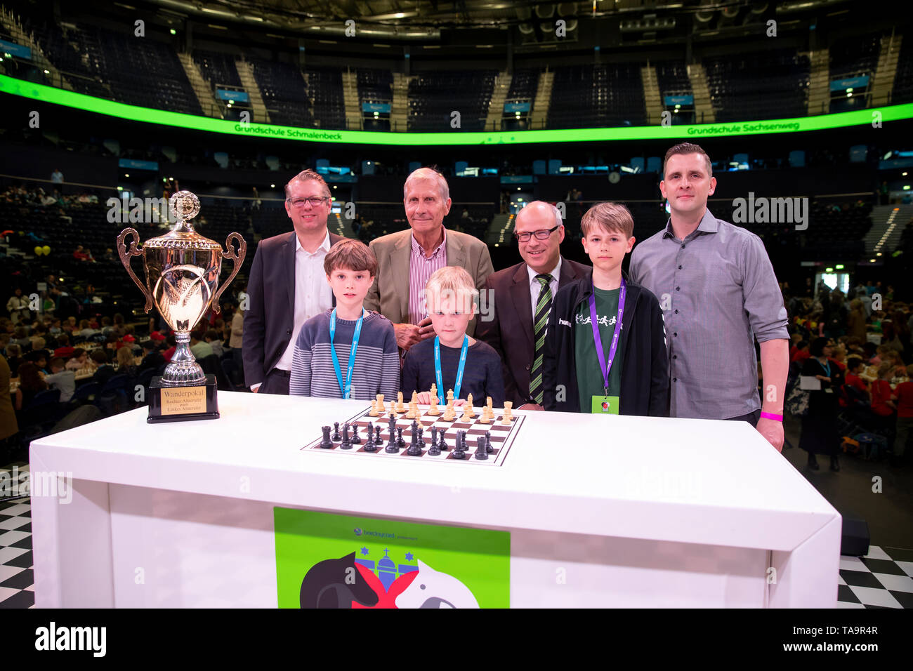 Hamburg, Germany. 23rd May, 2019. Arndt Frantzen (l-r), Chief Commercial Officer Barclaycard, Fridjef Hauschild, pupil of the school in the Alte Forst, Ulrich Wickert, ex-Tagesthemen moderator, Jari Dieckmann, pupil of the school in the Alte Forst, school senator Thies Rabe, Thome Teßmann (pupil of the school Genslerstraße) and Thomas Peters, moderator of the event, About 4000 pupils take part in the 61st edition of the tournament. According to the organizer, it is the world's largest chess tournament. Credit: Felix König/dpa/Alamy Live News Stock Photo