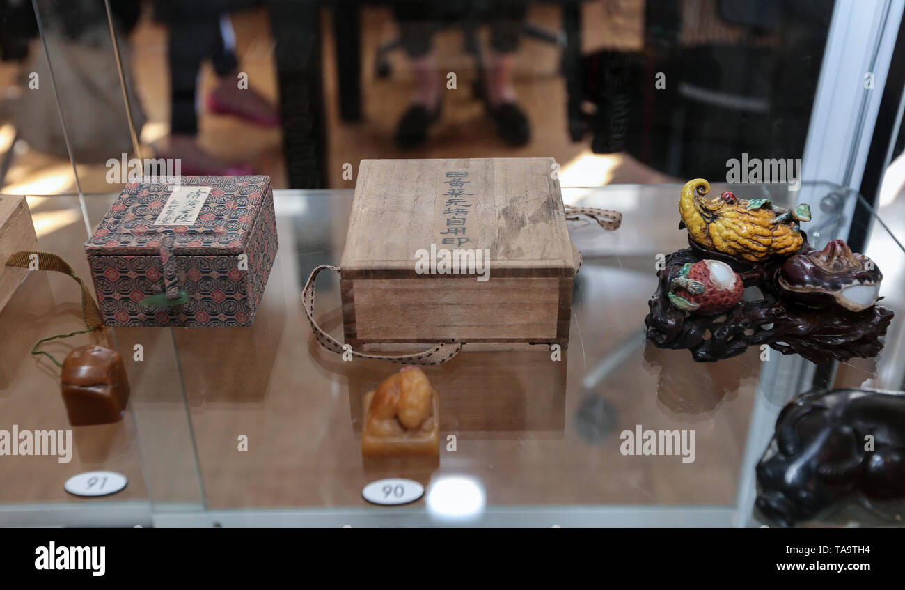 Sydney. 23rd May, 2019. Photo taken on May 23, 2019 shows auction items during an auction held by Bonhams Asian Art department in Sydney, Australia. A collection of rare Chinese artifacts went up for auction in Sydney on Wednesday night, netting combined sales of over 480,000 U.S. dollars. Bonhams facilitated the sale of around 100 ceramics, carvings and works of art from China, with the highest priced being a work by literati painter Huang Binhong, titled 'Recluse by the Stream,' which sold for 42,000 U.S. dollars. Credit: Bai Xuefei/Xinhua/Alamy Live News Stock Photo