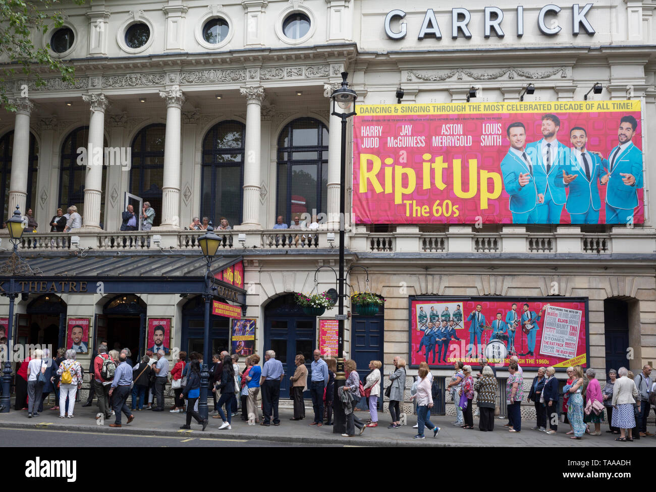 theatregoers-crowd-hi-res-stock-photography-and-images-alamy