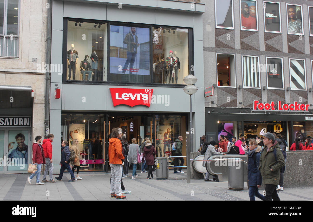 Shopping scene: Pedestrial zone Munich with authentic people in front of  Levis, Saturn and Foot Locker shop Stock Photo - Alamy