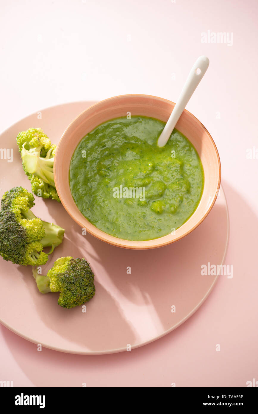 Homemade vegetable baby food. Broccoli puree for baby Stock Photo Alamy