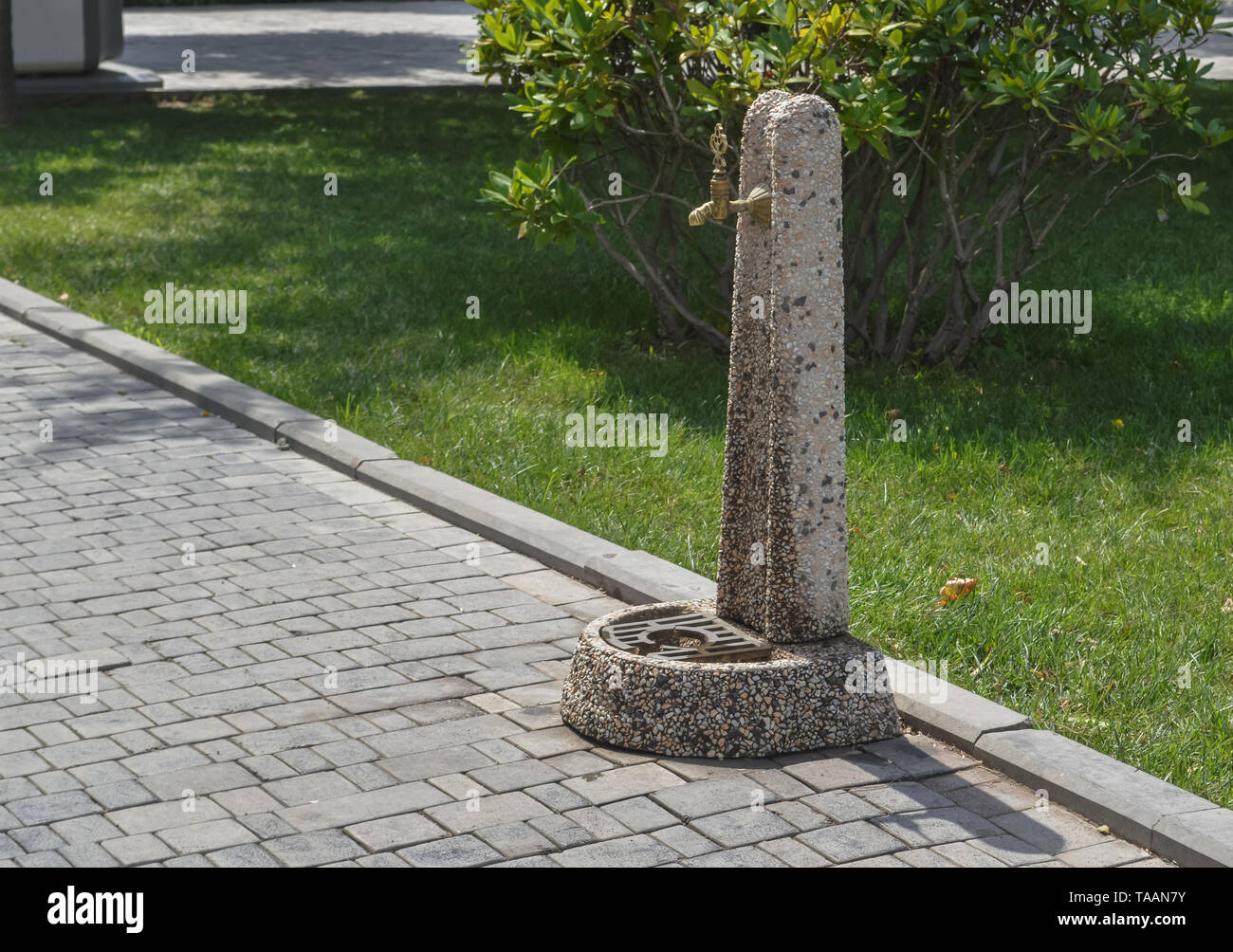 Vintage outdoor water faucet hi-res stock photography and images - Alamy