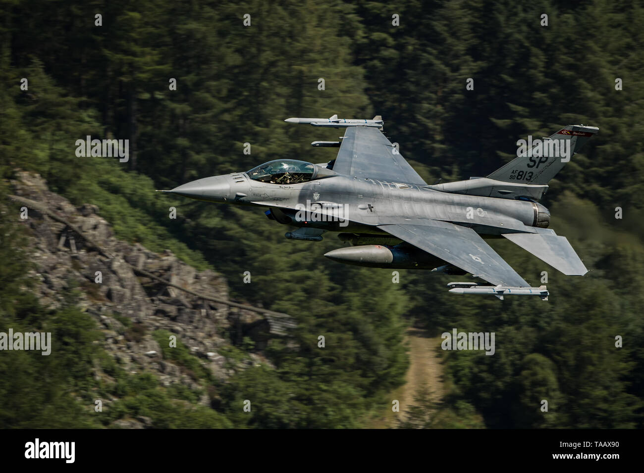 USAF F-16 fighter jet flying low level through the Mach Loop, Wales Stock Photo