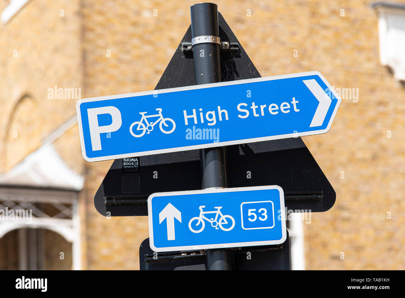 Highway Code blue sign for cycle route directions. Blue Route 53, High Street and parking. Direction arrow sign post. Southend on Sea, Essex, UK Stock Photo