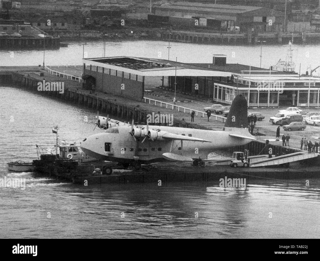 AJAXNETPHOTO. 1983. SOUTHAMPTON, ENGLAND. -  MUSEUM BOUND - THE SHORT SANDRINGHAM FLYING BOAT SOUTHERN CROSS (EX BEACHCOMBER) BUILT IN 1943, ABOUT TO BE HAULED ASHORE IN SOUTHAMPTON DOCKS FROM AN ARMY MEXEFLOAT PONTOON FOLLOWING ITS SHORT VOYAGE FROM CALSHOT. THE PLANE HELD THE RECORD FOR THE TOTAL NUMBER OF HOURS FLOWN AT 19,500 BY THE TYPE. AIRCRAFT WAS ORIGINALLY BUILT AS A SUNDERLAND PATROL BOMBER. PHOTO:JONATHAN EASTLAND/AJAX REF:2 83 Stock Photo