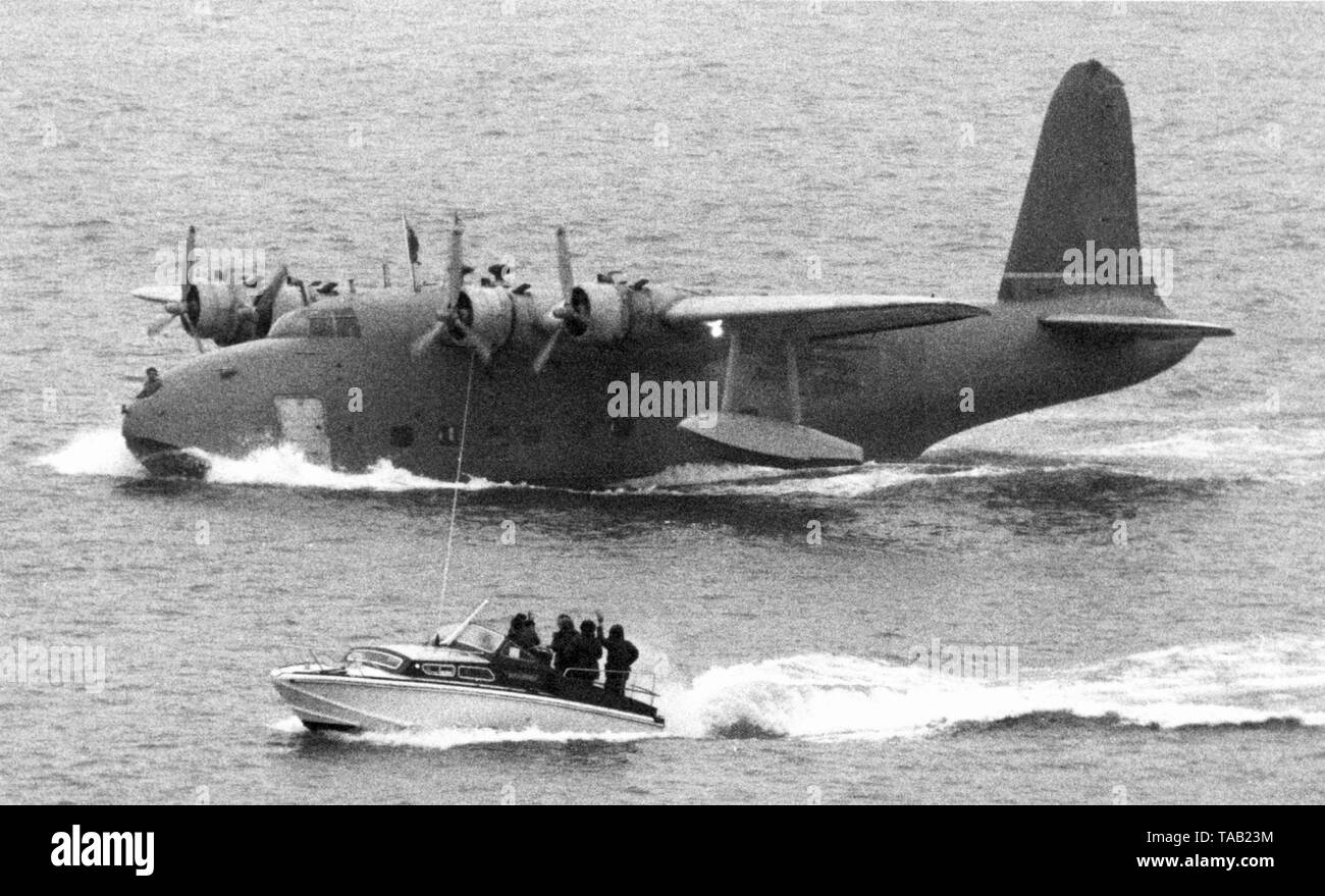 AJAXNETPHOTO. FEBRUARY, 1981. CALSHOT, ENGLAND. -  SAFE LANDING - THE SHORT SANDRINGHAM FLYING BOAT SOUTHERN CROSS (EX BEACHCOMBER) BUILT IN 1943, SHORTLY AFTER LANDING AT CALSHOT ON SOUTHAMPTON WATER. THE PLANE HELD THE RECORD FOR THE TOTAL NUMBER OF HOURS FLOWN AT 19,500 BY THE TYPE. AIRCRAFT WAS ORIGINALLY BUILT AS A SUNDERLAND PATROL BOMBER. PHOTO:JONATHAN EASTLAND/AJAX REF:810202 1 Stock Photo