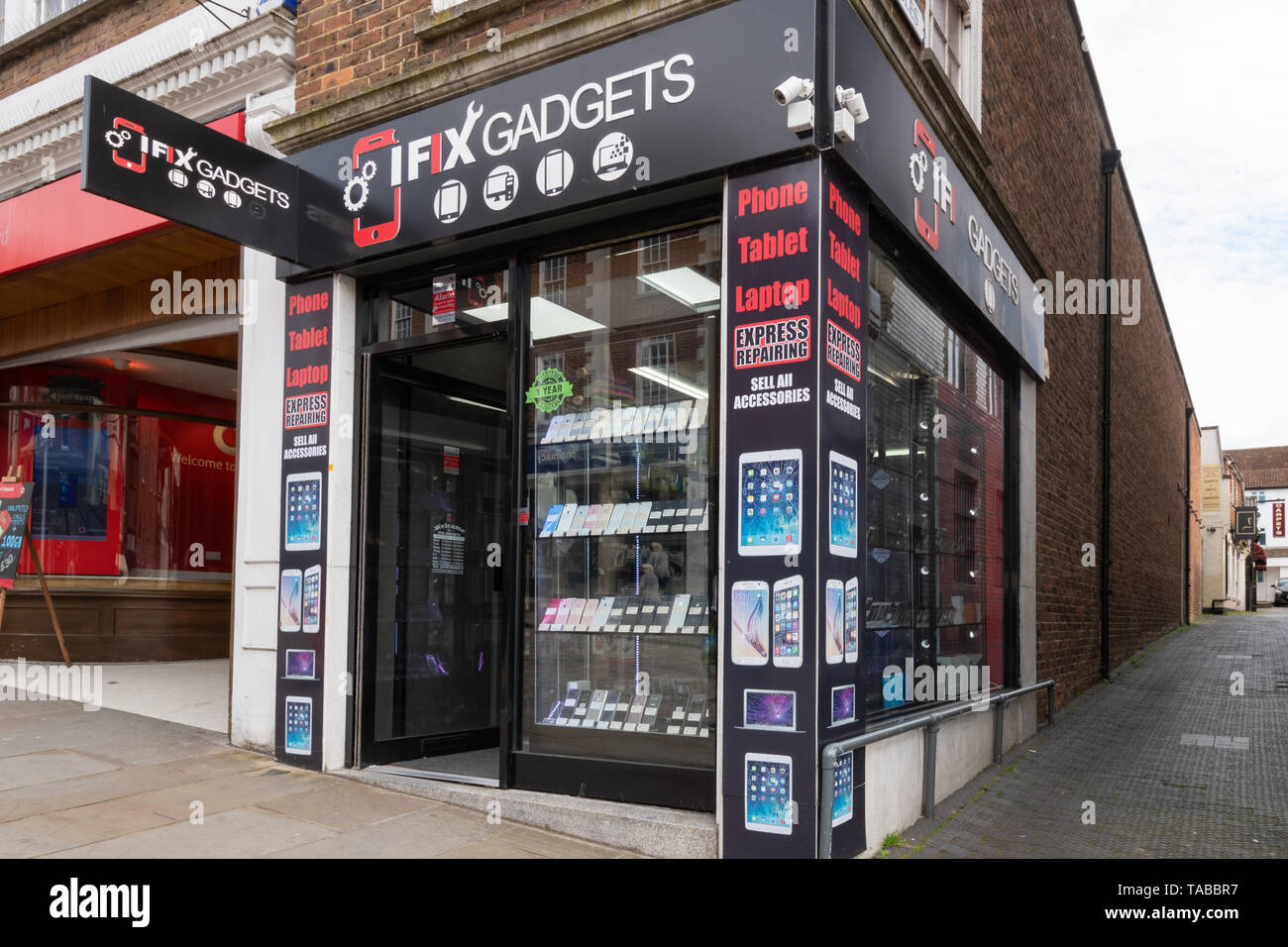 IFIX Gadgets (I fix gadgets) repair shop on the high street in Guildford town centre, Surrey, UK Stock Photo