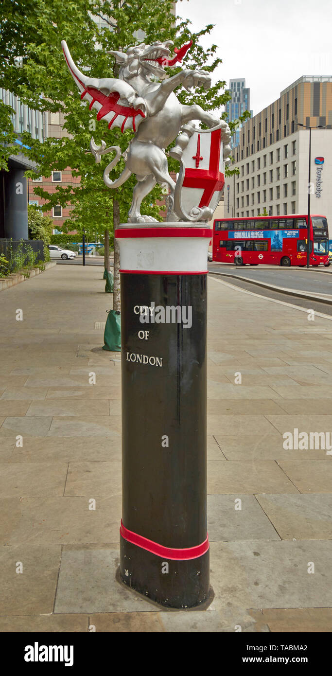 LONDON THE CITY OF LONDON BOLLARD WITH SILVER DRAGON AND SHIELD MARKING THE BOUNDARY OF THE SQUARE MILE Stock Photo