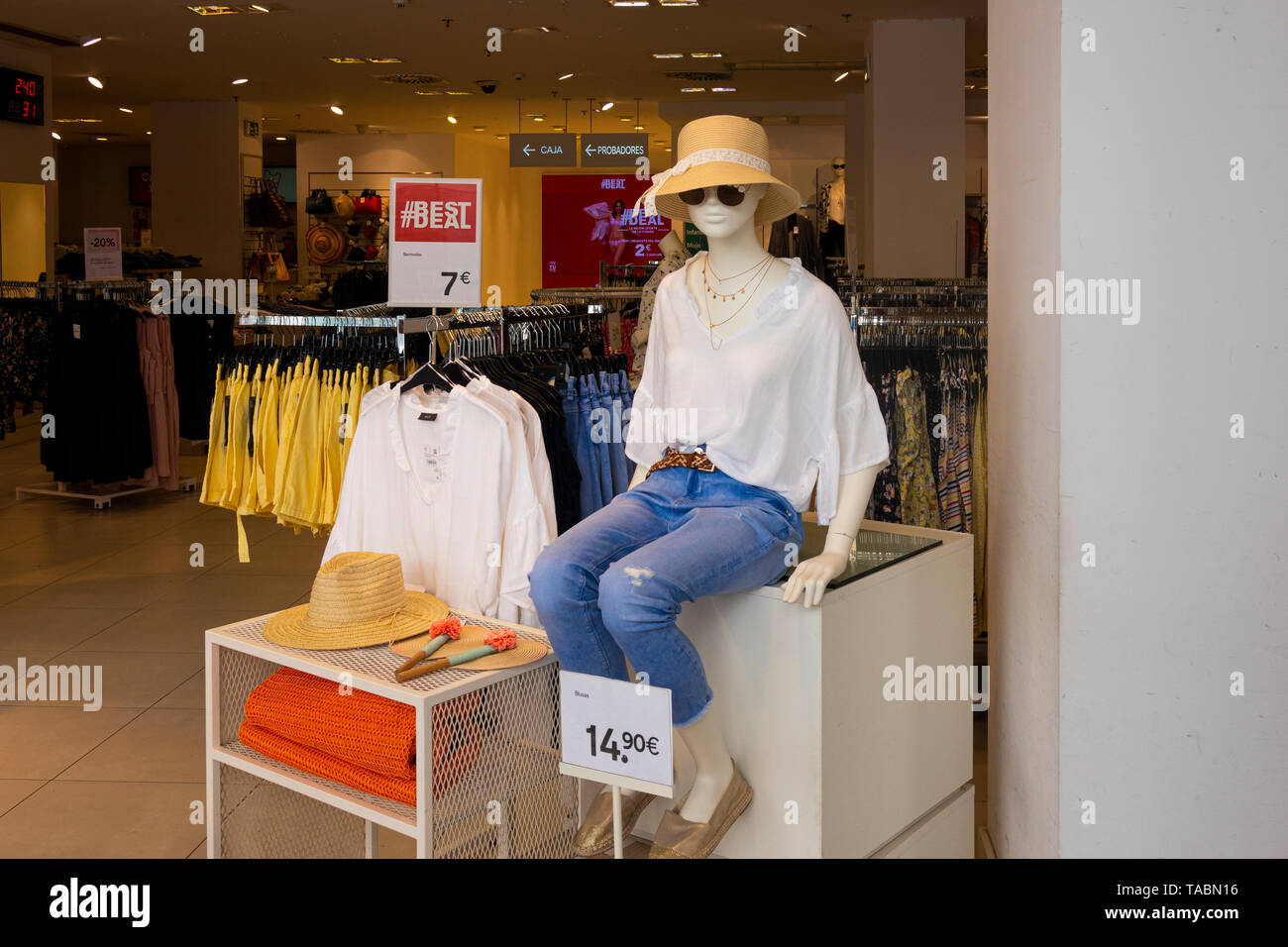 Sevilla shopping hi-res stock photography and images - Alamy