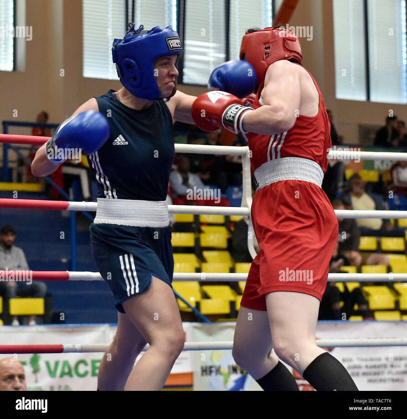 Women boxing hi-res stock photography and images - Page 2 - Alamy