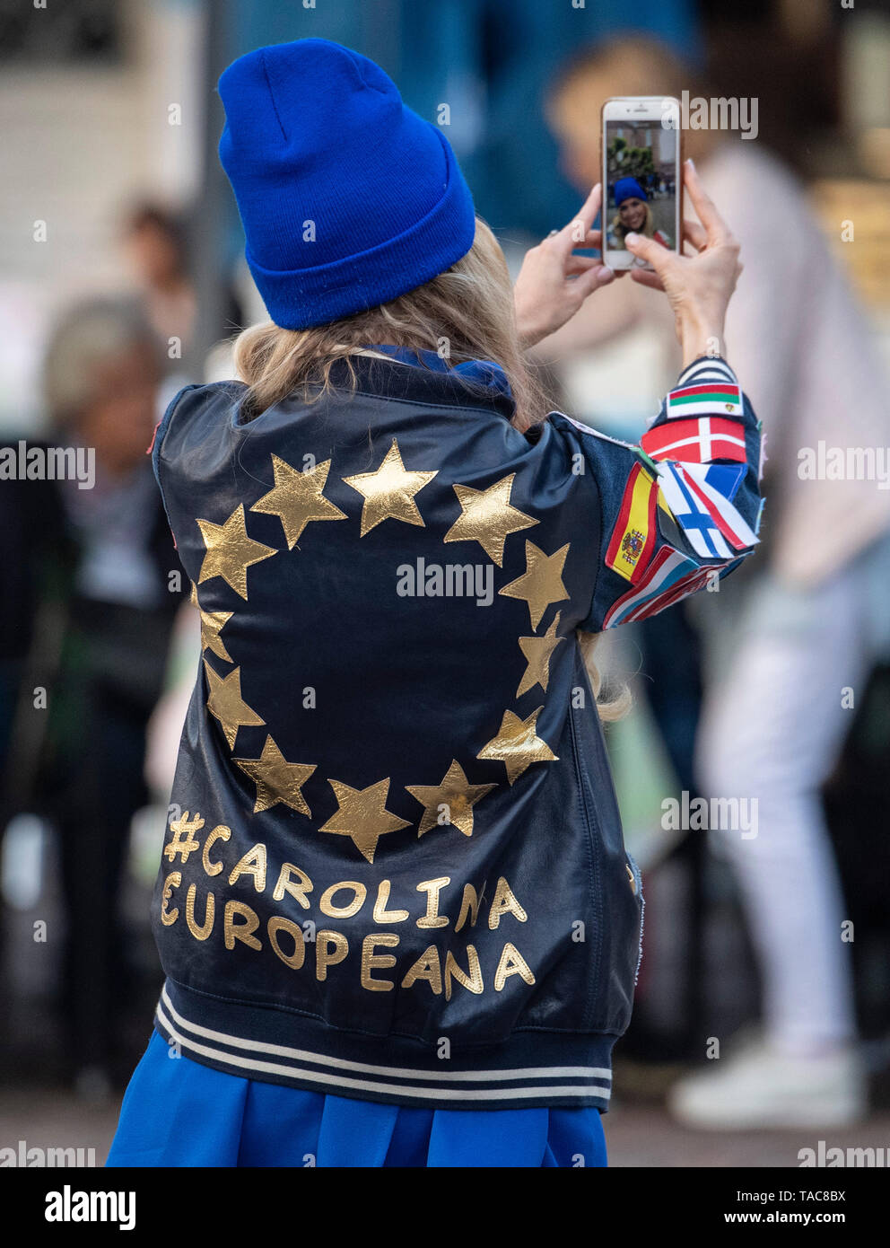 23 May 2019, Hessen, Frankfurt/Main: 'Carolina Europeana' is the name of a young woman who makes a selfie of herself at an event organised by 'Pulse of Europe'. As part of the campaign, the Paulskirche is to be illuminated in blue in a light art campaign. Photo: Boris Roessler/dpa Stock Photo