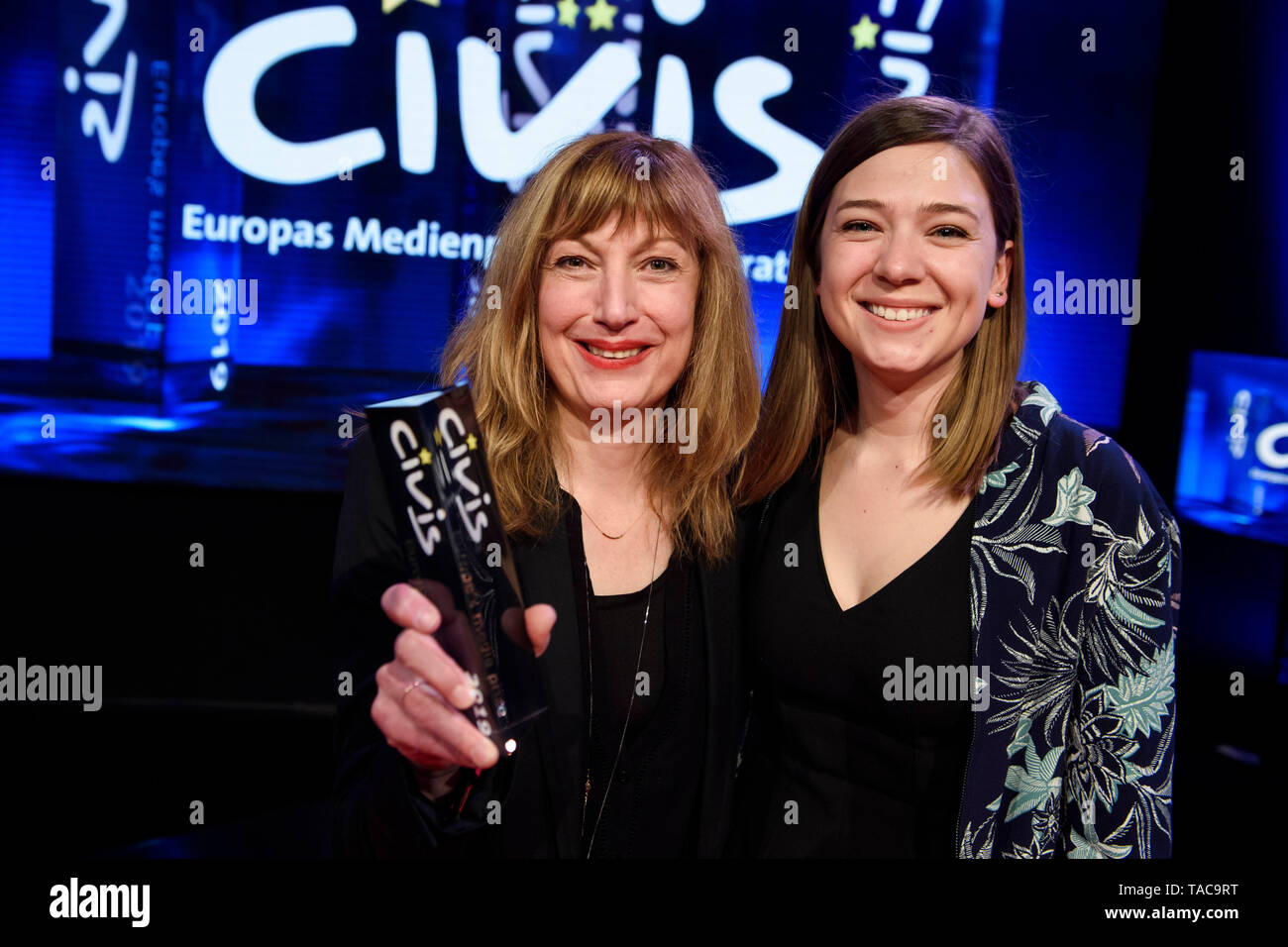 Berlin, Germany. 23rd May, 2019. Nicole Borgeat and Manon Emmenegger, winners of the Media Prize Entertainment (Fictional Programmes) for 'Boomerang' at the CIVIS Media Prize, will be on stage with their prize in hand. The CIVIS Media Prize is awarded for the 32nd time and honours European programme achievements in the field of migration, integration and cultural diversity. Credit: Gregor Fischer/dpa/Alamy Live News Stock Photo