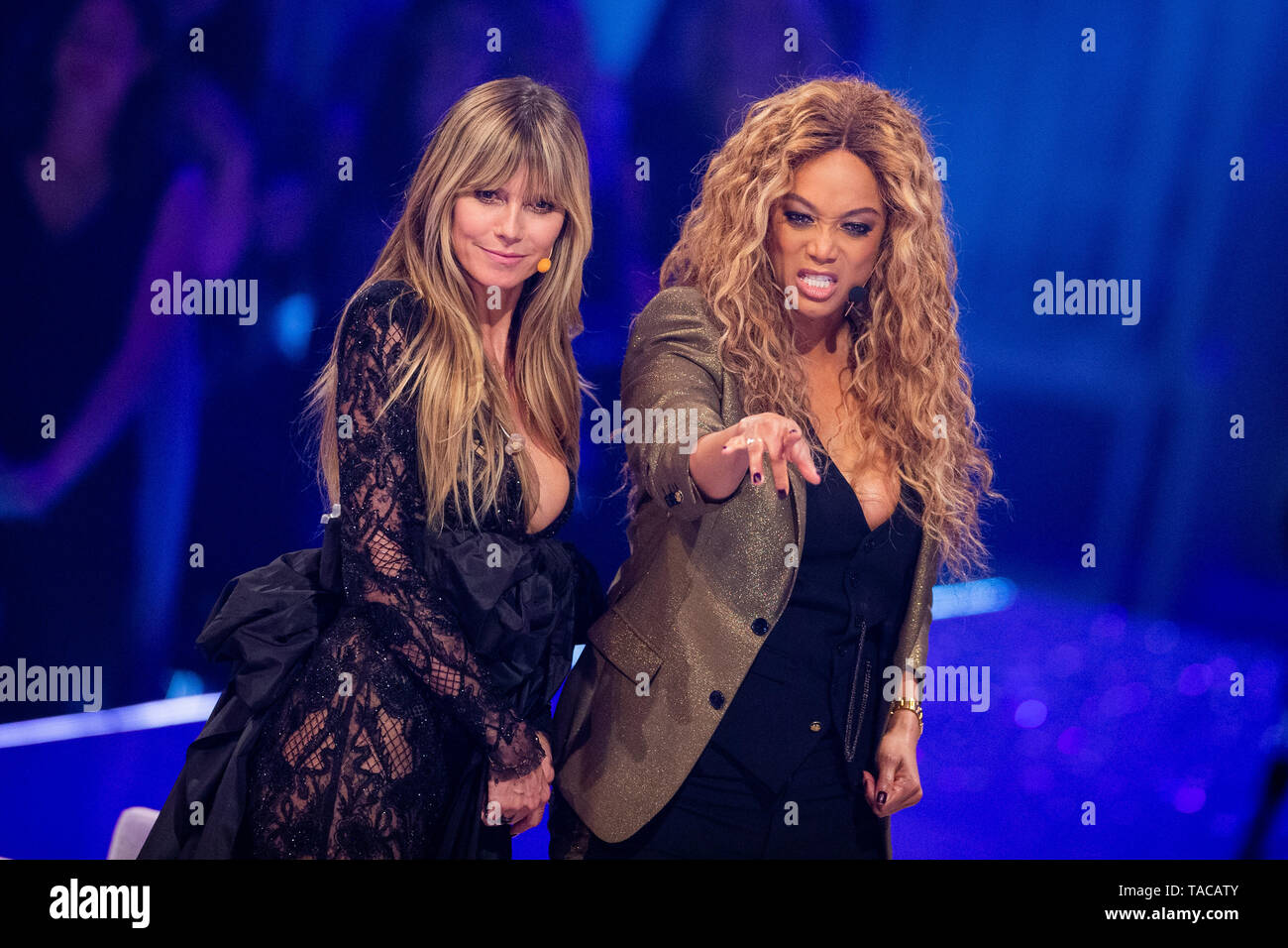 Duesseldorf, Germany. 23rd May, 2019. Heidi Klum (l), model and presenter,  and Tyra Banks, model, in the final of the 14th season of the casting show "Germany's  next Topmodel" at the ISS