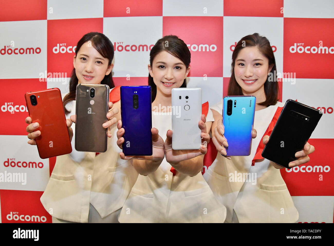 A Model Show New Mobile Devices Aquos R3 Sh 04l Lg Style2 L 01l Xperia 1 So 03l Arrows Be3 F 02l Huawei P30 Pro Hw 02l Galaxy S10 Sc 03l During The Press Conference For Summer Lineup