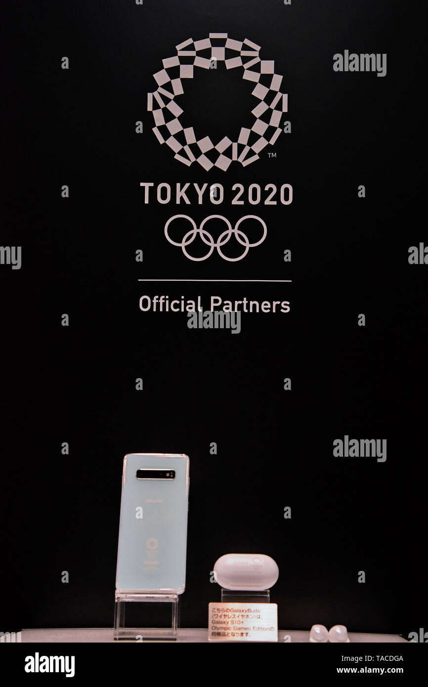 Samsung Galaxy S10 Olympic Games Edition Sc 05l Displayed During The Press Conference For Summer Lineup 19 And New Service Of Ntt Docomo In Tokyo Japan On May 16 19 Credit Aflo Alamy Live