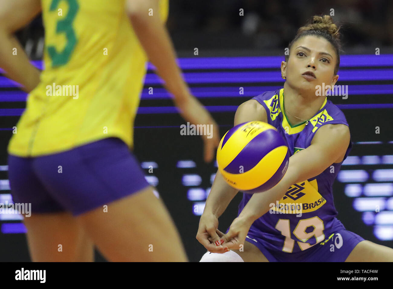 Brasilia, Brazil. 23rd May, 2019. Leia Henrique Da Silva Nicolosi (R) of Brazil competes during the 2019 FIVB Volleyball Nations League women's game between Brazil and Russia at the Nilson Nelson Gymnasium in Brasilia, Brazil, May 23, 2019. Brazil won 3-0. Credit: Lucio Tavora/Xinhua/Alamy Live News Stock Photo