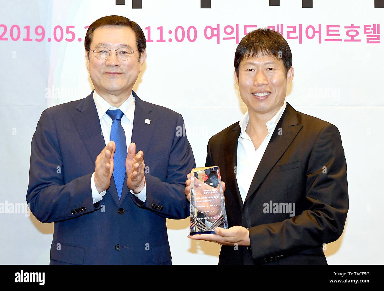 24th May, 2019. Actor Yoo Hae-jin tapped as GDB promotional envoy Actor Yoo Hae-jin (R) poses for a photo with Gwangju Mayor Lee Yong-sup after being appointed as a promotional ambassador for the 2019 Gwangju Design Biennale (GDB) at a Seoul hotel on May 24, 2019. The event will take place from Sept. 7-Oct. 31 in Gwangju, 329 km south of Seoul. Credit: Yonhap/Newcom/Alamy Live News Stock Photo
