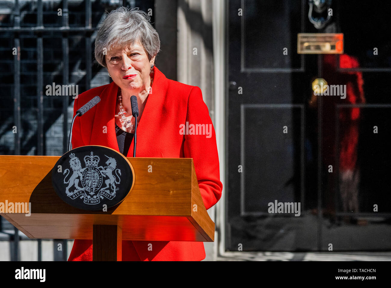 London, UK. 24th May 2019. Breaking down at the end of her presentation, Prime minister Theresa May announces that she will resign in June, outside number 10 Downing Street. Credit: Guy Bell/Alamy Live News Stock Photo