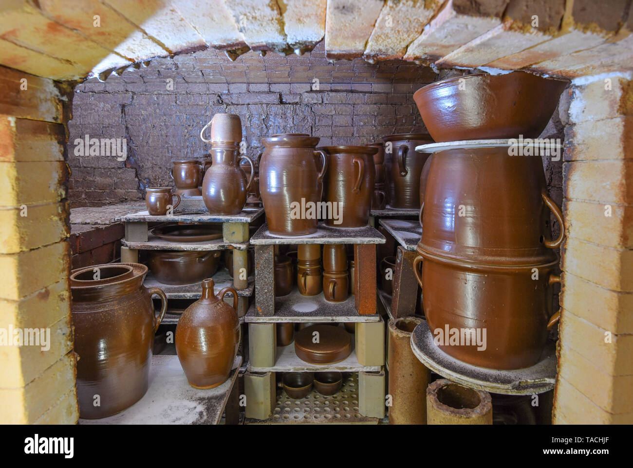 24 May 2019, Brandenburg, Groß Neuendorf: Jugs, cups and other vessels stand in the oven of the potter Manfred Dannegger. Since 1997 the potter has been producing this clay glazed stoneware in the tradition of Bunzlau brownware. The dishes are fired in the oven at about 1300 degrees Celsius for about 20 hours. The oven must then cool for four days. This weekend (25.05./26.05.) the 12th pottery market will take place in Groß Neuendorf. Then 22 potters from near and far present themselves directly at the dike of the German-Polish border river Oder. Photo: Patrick Pleul/dpa-Zentralbild/ZB Stock Photo