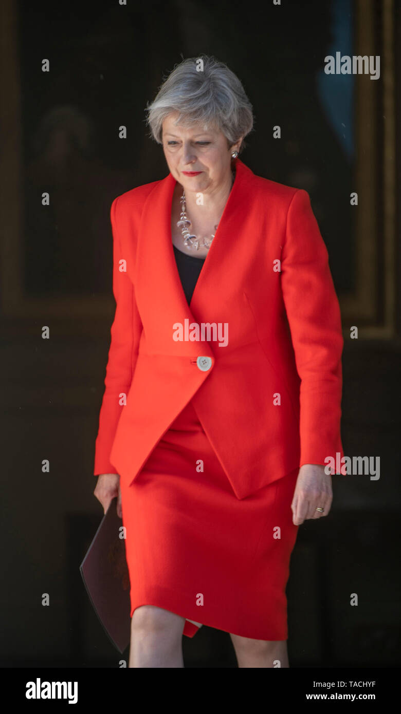 10 Downing Street, London, UK. 24th May 2019. British Prime Minister Theresa May leaves No 10 to announce her resignation to media, resigning as leader of the Conservative Party on 7th June and opening the Conservative leadership challenge. Credit: Malcolm Park/Alamy Live News. Stock Photo