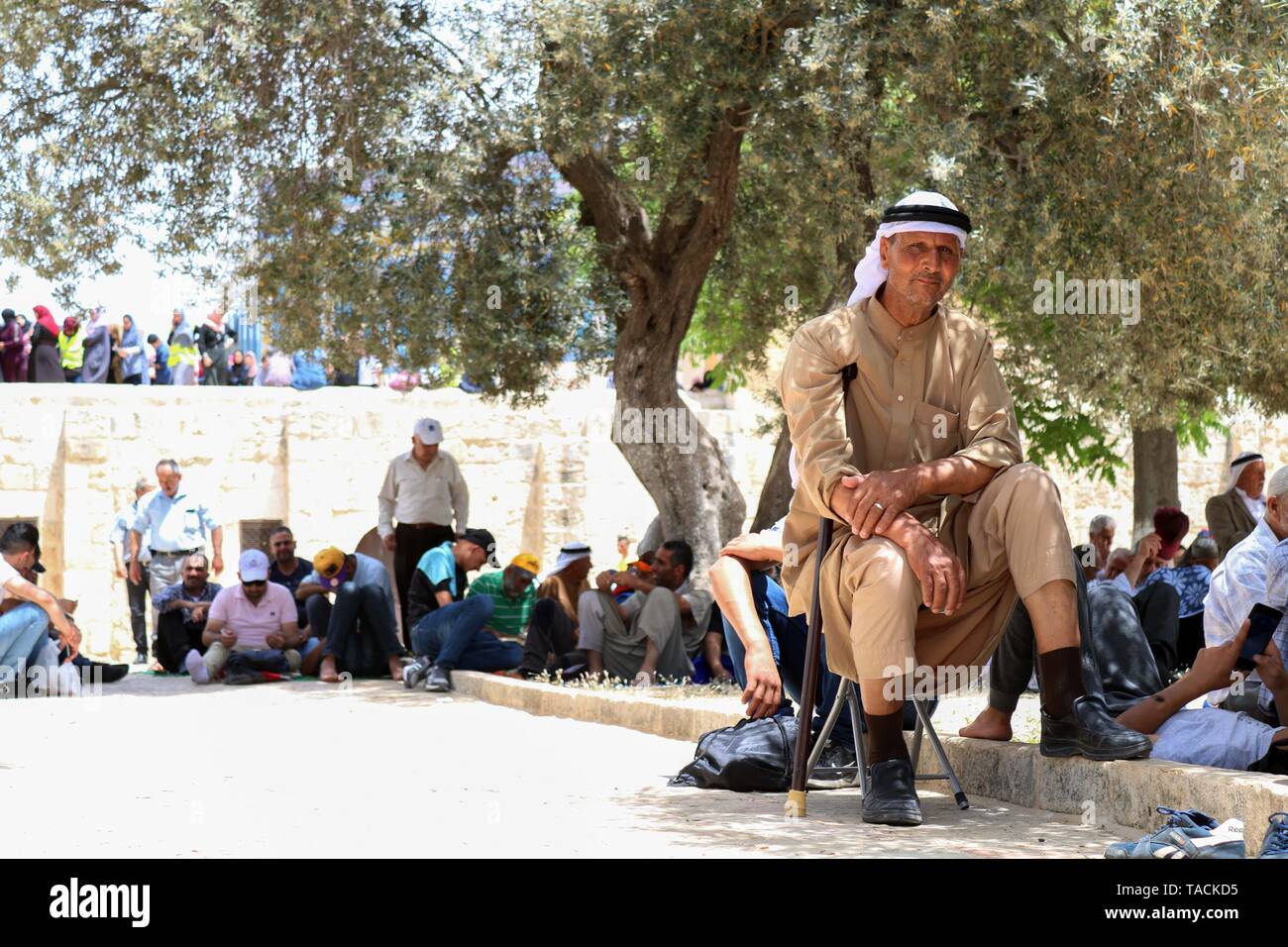 Jerusalem, Jerusalem, Palestinian Territory. 24th May, 2019. Palestinian Muslim worshipers attend Friday prayers durig the holy fasting month of Ramadan at al-Aqsa mosque compund, in Jerusalem's Old city, May 24, 2019 Credit: Abdalrahman Alami/APA Images/ZUMA Wire/Alamy Live News Stock Photo