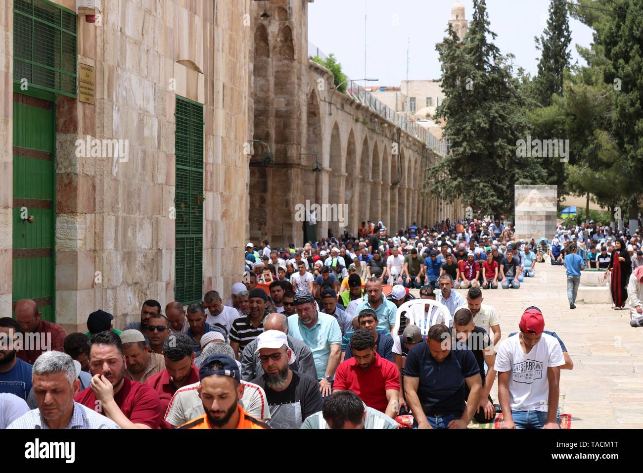 Jerusalem, Jerusalem, Palestinian Territory. 24th May, 2019. Palestinian Muslim worshipers attend Friday prayers durig the holy fasting month of Ramadan at al-Aqsa mosque compund, in Jerusalem's Old city, May 24, 2019 Credit: Abdalrahman Alami/APA Images/ZUMA Wire/Alamy Live News Stock Photo