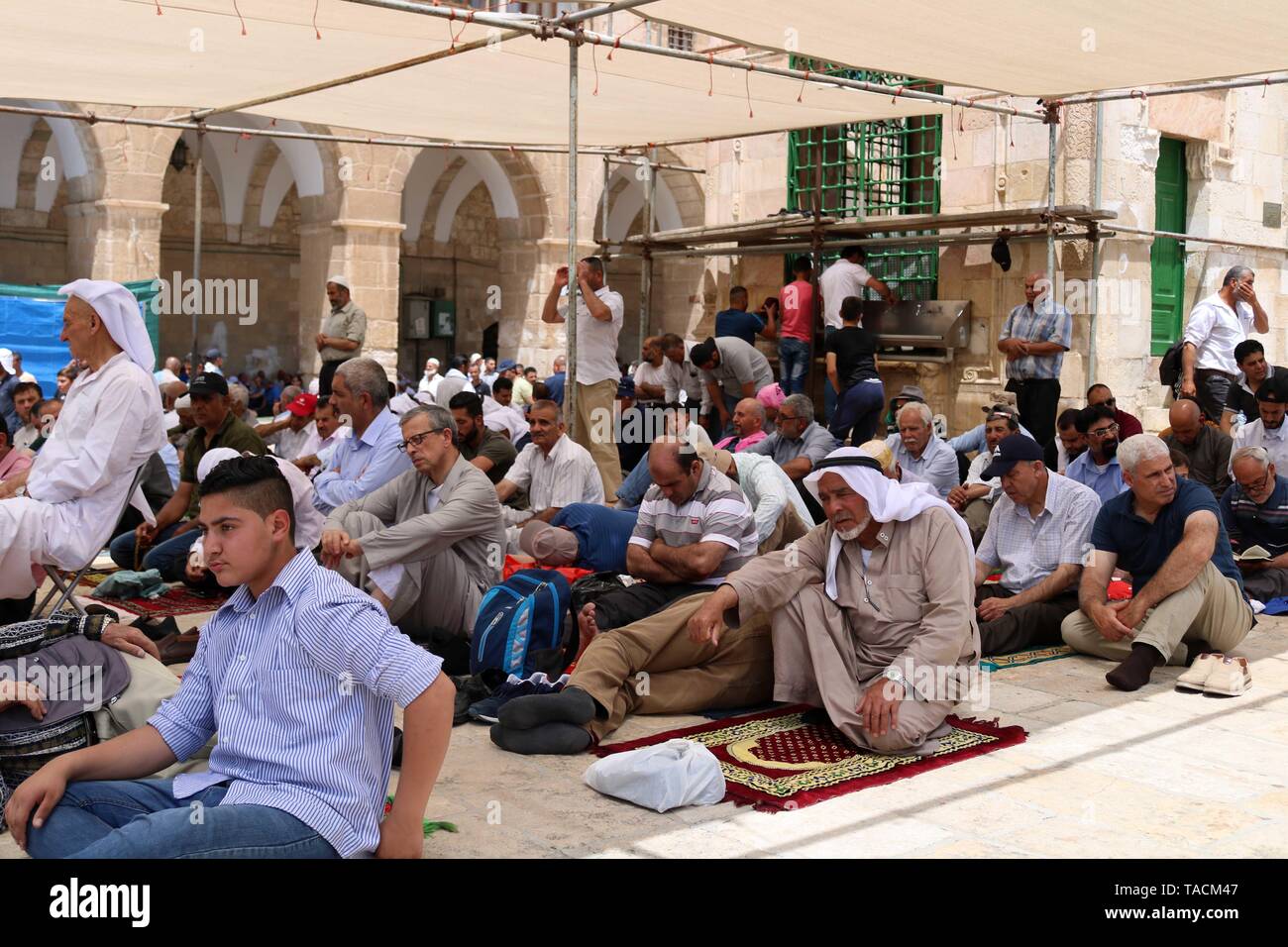 Jerusalem, Jerusalem, Palestinian Territory. 24th May, 2019. Palestinian Muslim worshipers attend Friday prayers durig the holy fasting month of Ramadan at al-Aqsa mosque compund, in Jerusalem's Old city, May 24, 2019 Credit: Abdalrahman Alami/APA Images/ZUMA Wire/Alamy Live News Stock Photo