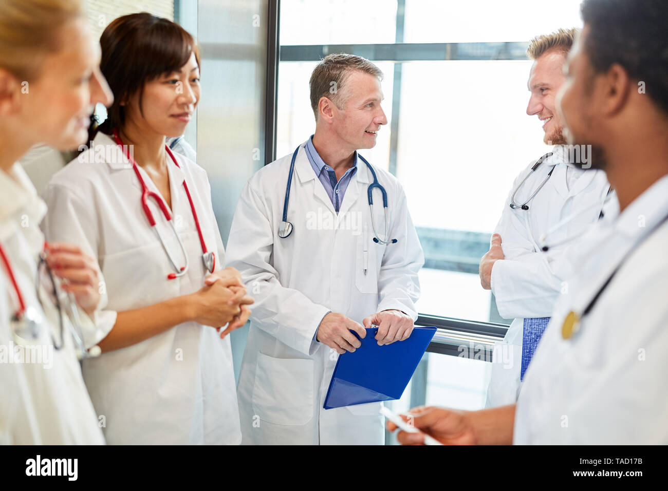 Doctors and nurses team meeting hi-res stock photography and images - Alamy