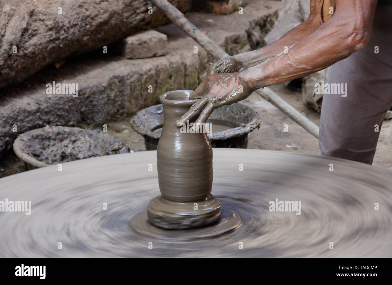 Pottery wheel hands hires stock photography and images Alamy