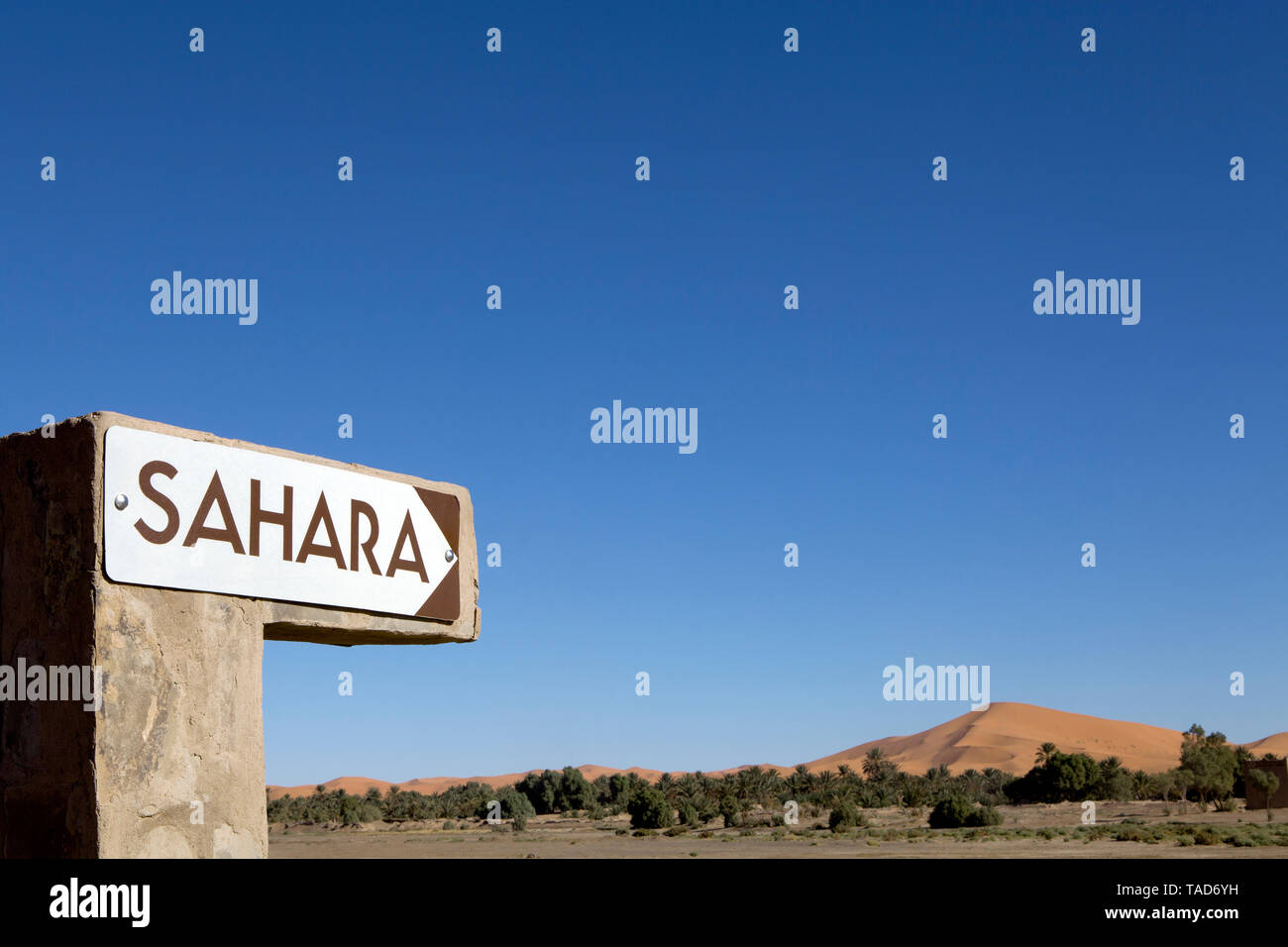 Morocco, Taouz, Merzouga, Erg Chebbi, signpost to Sahara desert Stock Photo