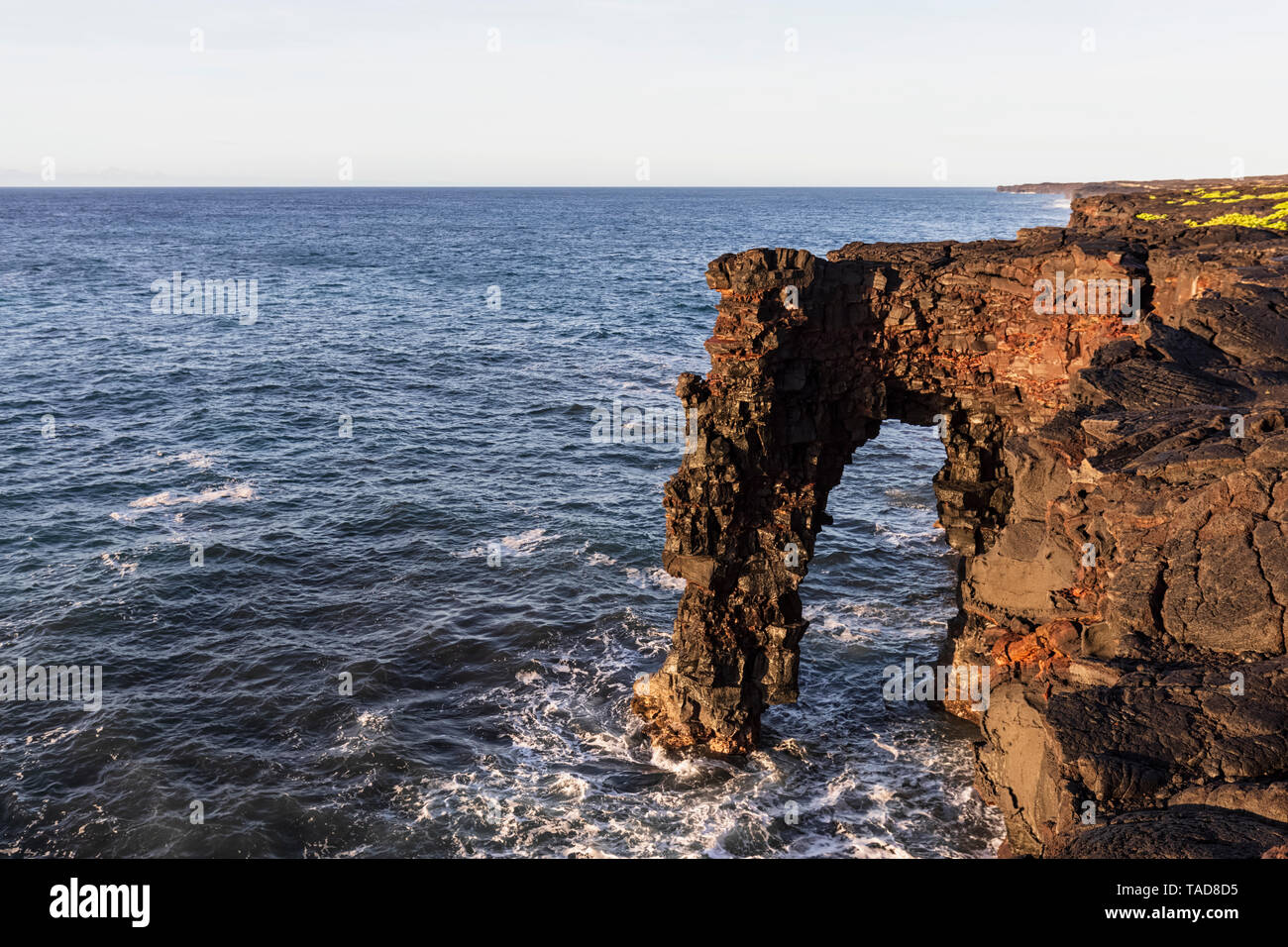 USA, Hawaii, Big Island, Volcanoes National Park, Pacific Ocean, Holei Sea Arch Stock Photo