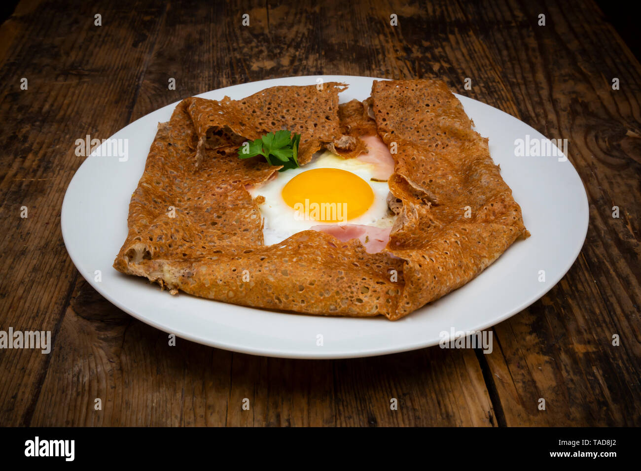 Galette complete, Breton buckwheat pancake with egg, cheese und ham