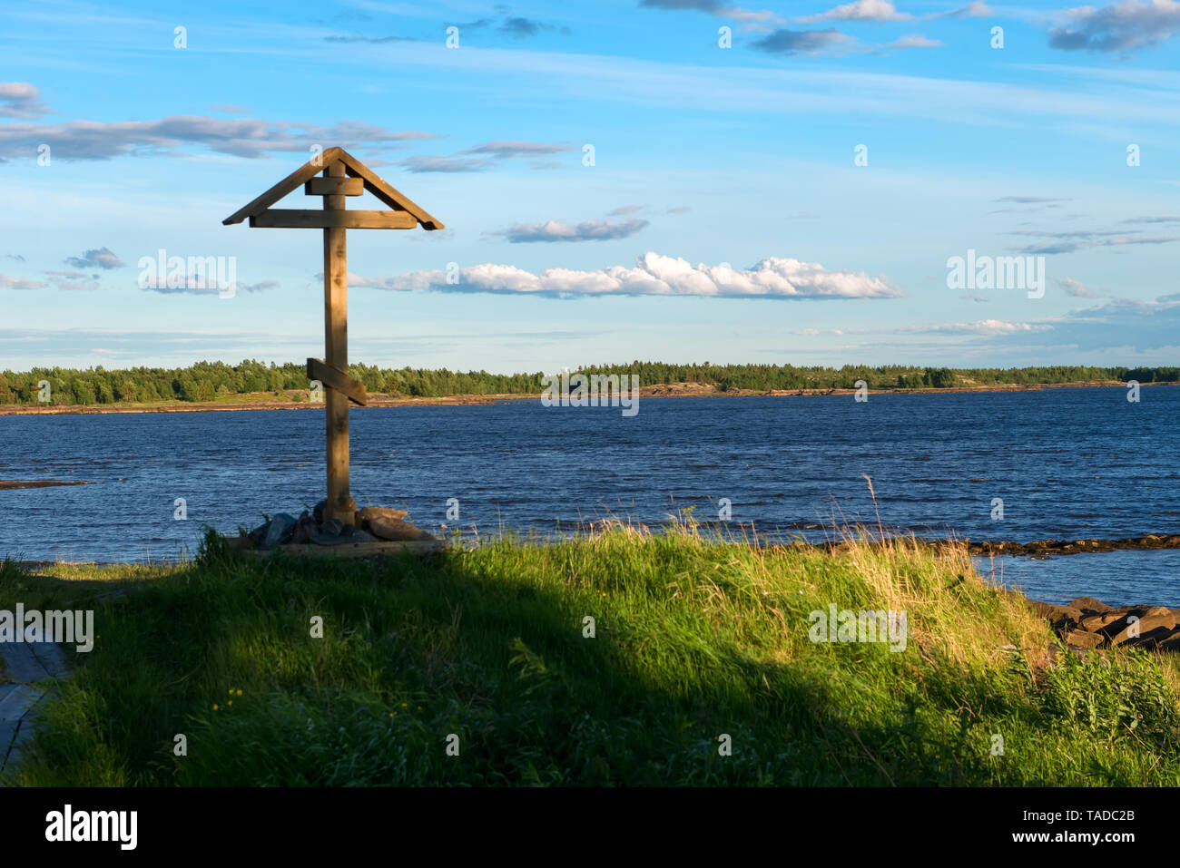 Worship cross on the shore of the White Sea. The village of Rabocheostrovsk, Kem.  White Sea, Kemsky District, Republic of Karelia, Russia Stock Photo