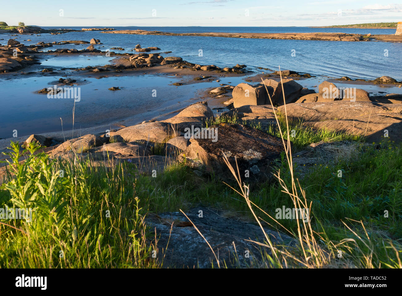 Stony shore. Village of Rabocheostrovsk. White Sea, Kemsky District, Republic of Karelia, Russia Stock Photo
