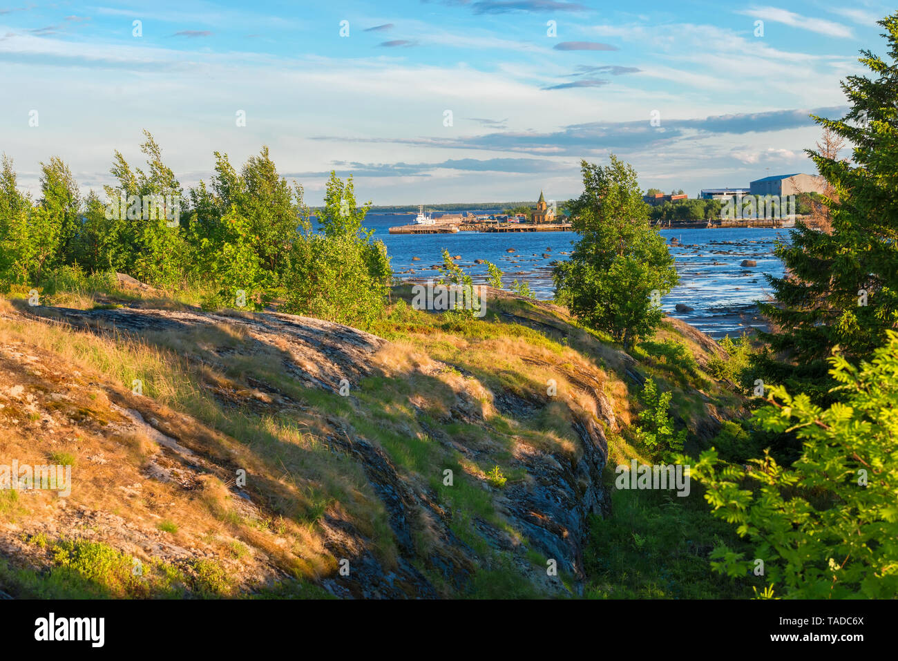 Stony shore. Village of Rabocheostrovsk. White Sea, Kemsky District, Republic of Karelia, Russia Stock Photo