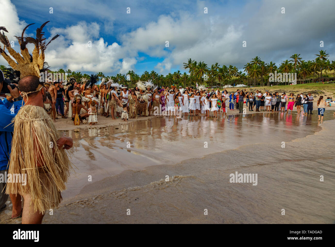 Rapa Nui historic boat arrives to Anakena beach, the reception Stock ...