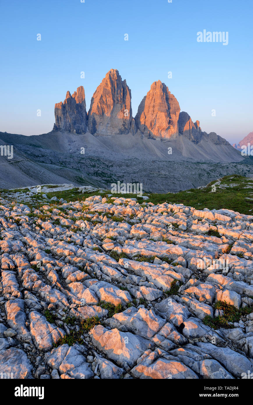 italy-sexten-dolomites-tre-cime-di-lavaredo-at-sunrise-nature-park