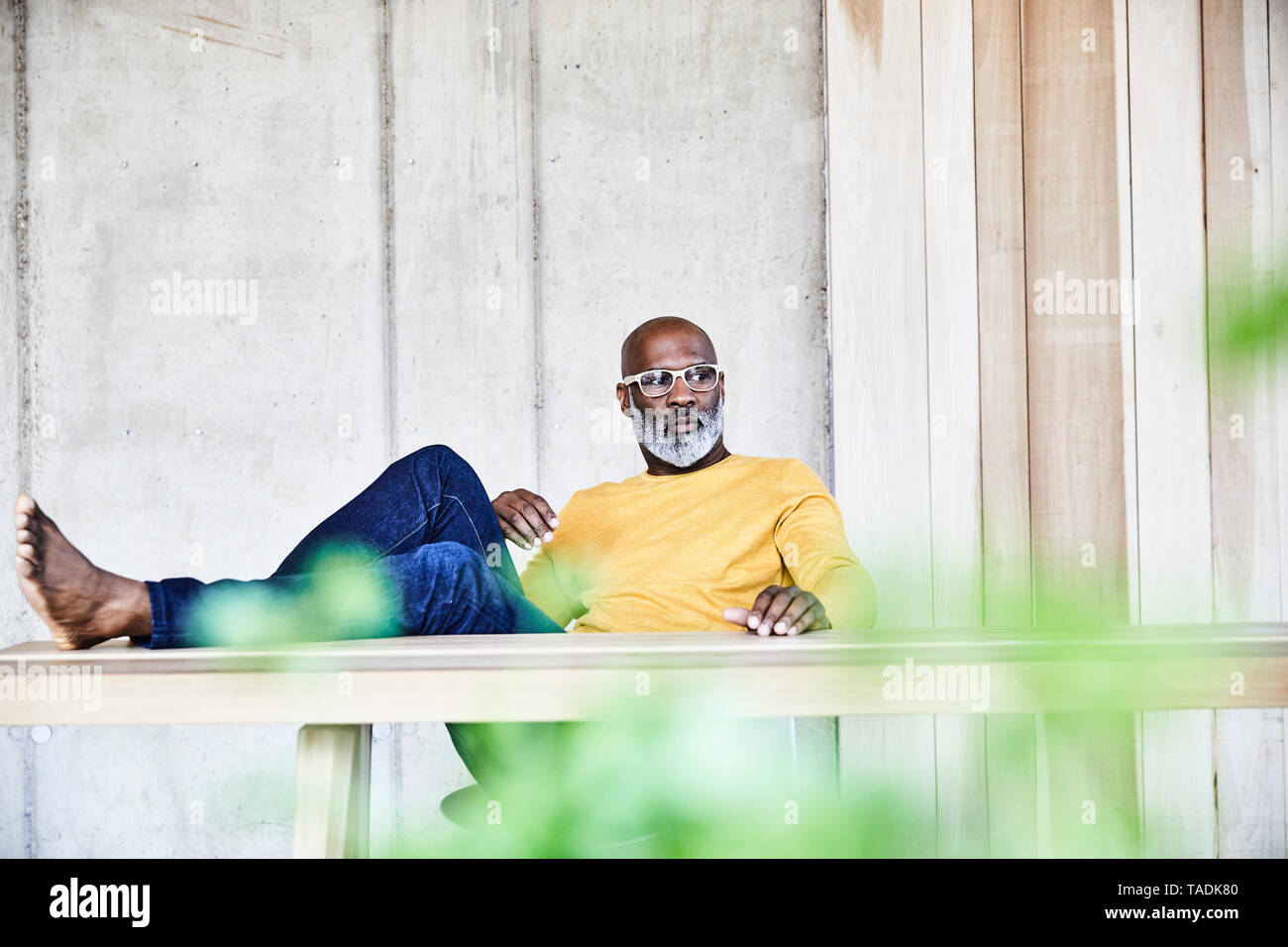 Man sitting desk feet up hi-res stock photography and images - Alamy