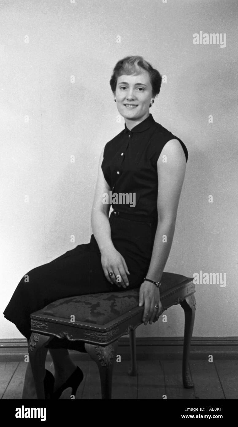 Studio Portrait of a young woman c1950  Photo by Tony Henshaw Stock Photo