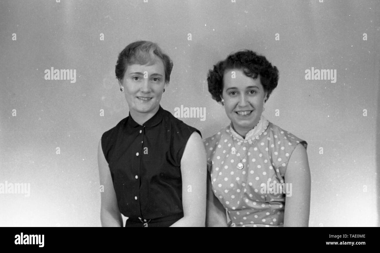 Studio Portrait of two young women c1950  Photo by Tony Henshaw Stock Photo