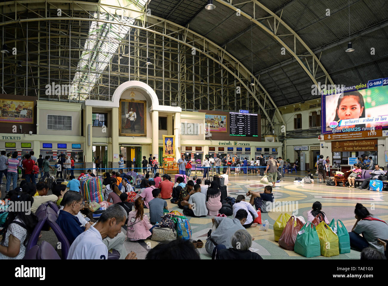 bangkok, thailand - 2018.03.06: people waiting in the concourse of hua lamphong / hua lampong / hualampong / hualamphong railway station Stock Photo