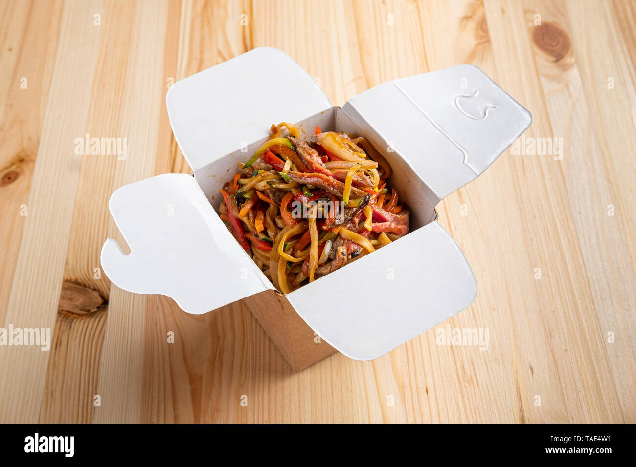 Udon noodles with veal, cucumber, cabbage and bell pepper in take away