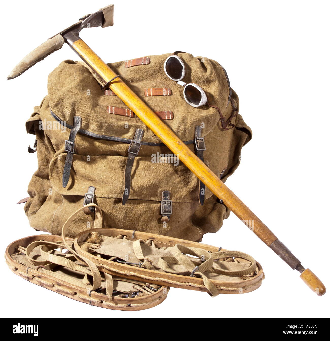 Equipment for mountain rifles Rücksack M 31 für Hochgebirgstruppen aus  wasserabweisendem olivgrünen Leinen mit drei aufgesetzten Taschen sowie  schwarzen bzw. braunen Lederschlaufen und Trageriemen. Eispickel "Modell  Aschenbrenner Werk Fulpmes" mit ...