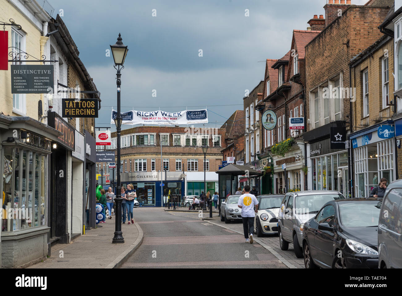 people-shopping-in-the-high-street-rickmansworth-hertfordshire